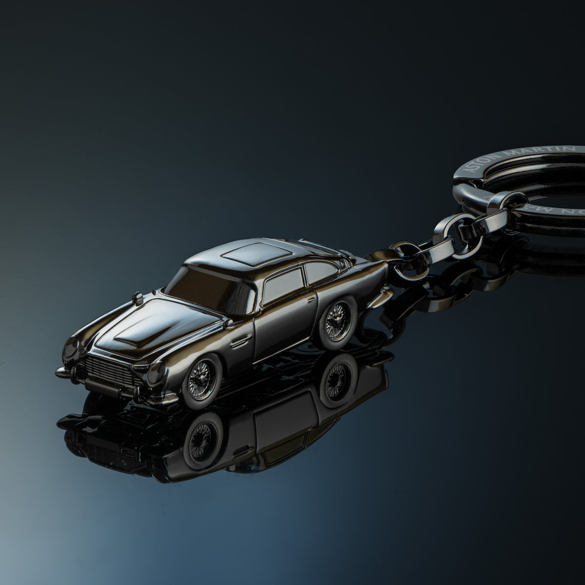 James Bond Aston Martin DB5 Auto-Schlüsselring – Gun Metal Edition