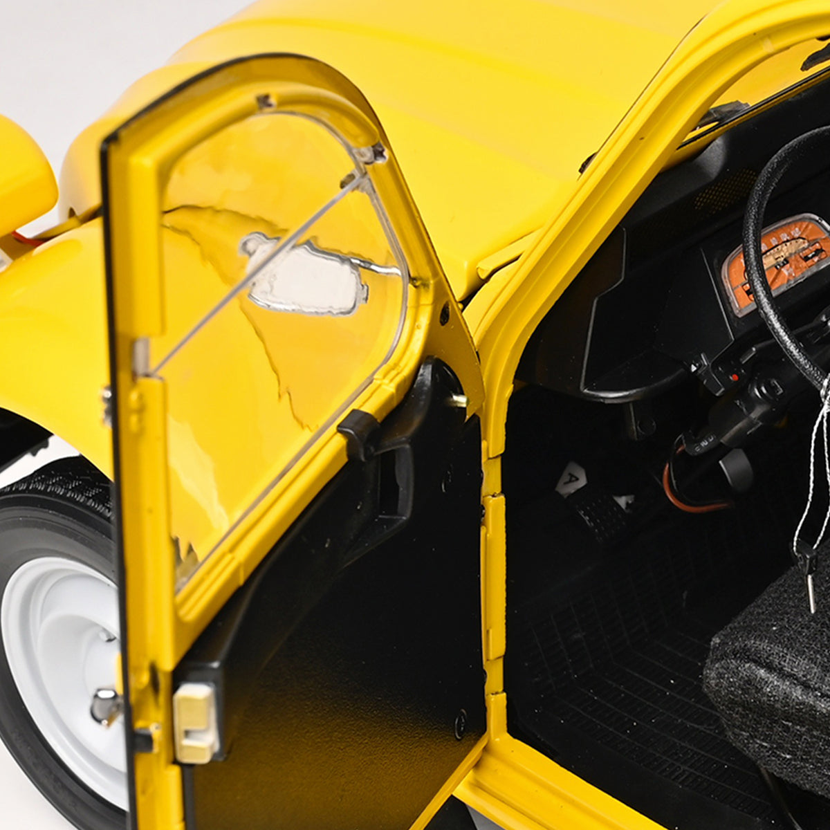 James Bond For Your Eyes Only Citroën 2CV Model Car Kit - By Agora Models