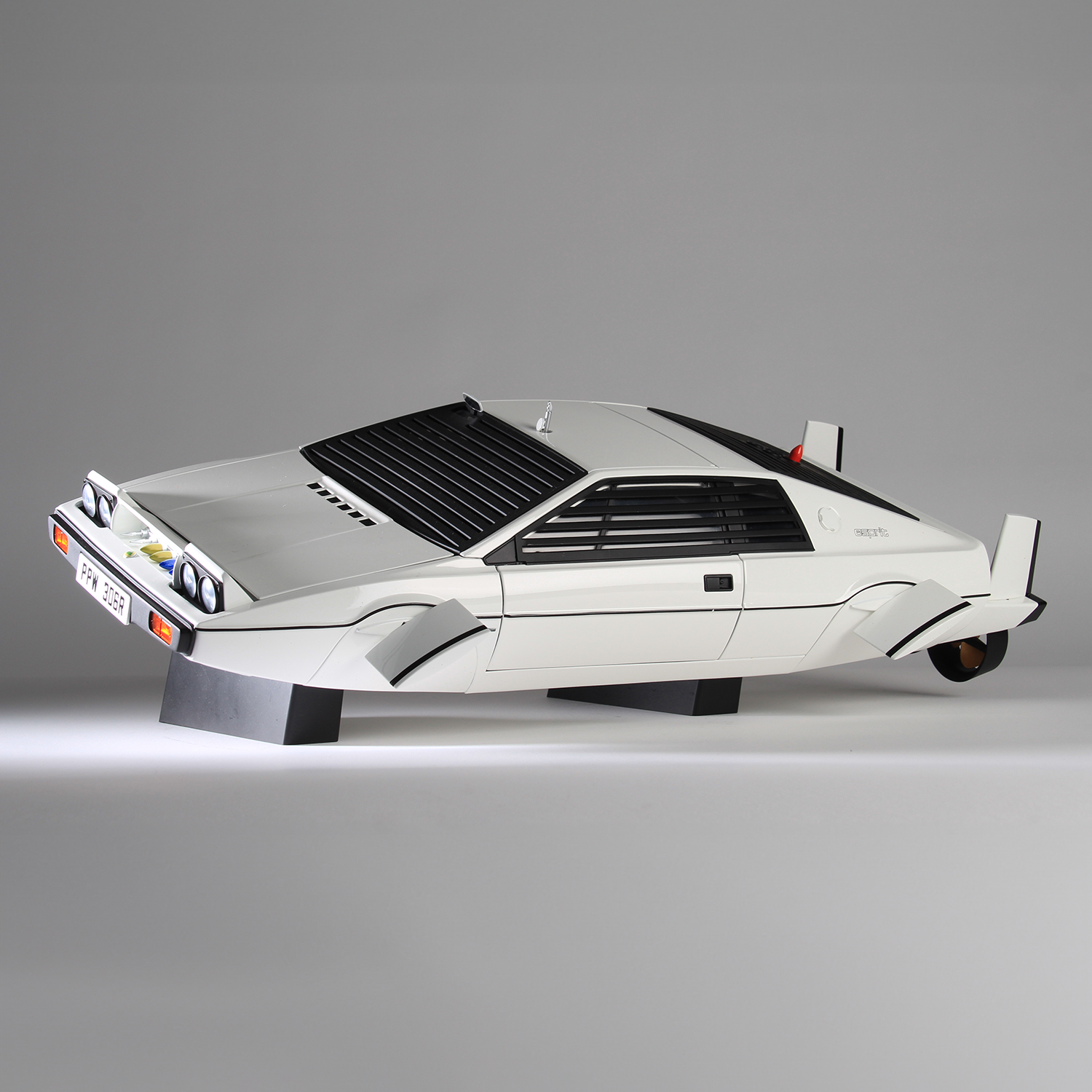 James Bond Lotus Esprit Model Kit Subscription Agora Models | 007Store