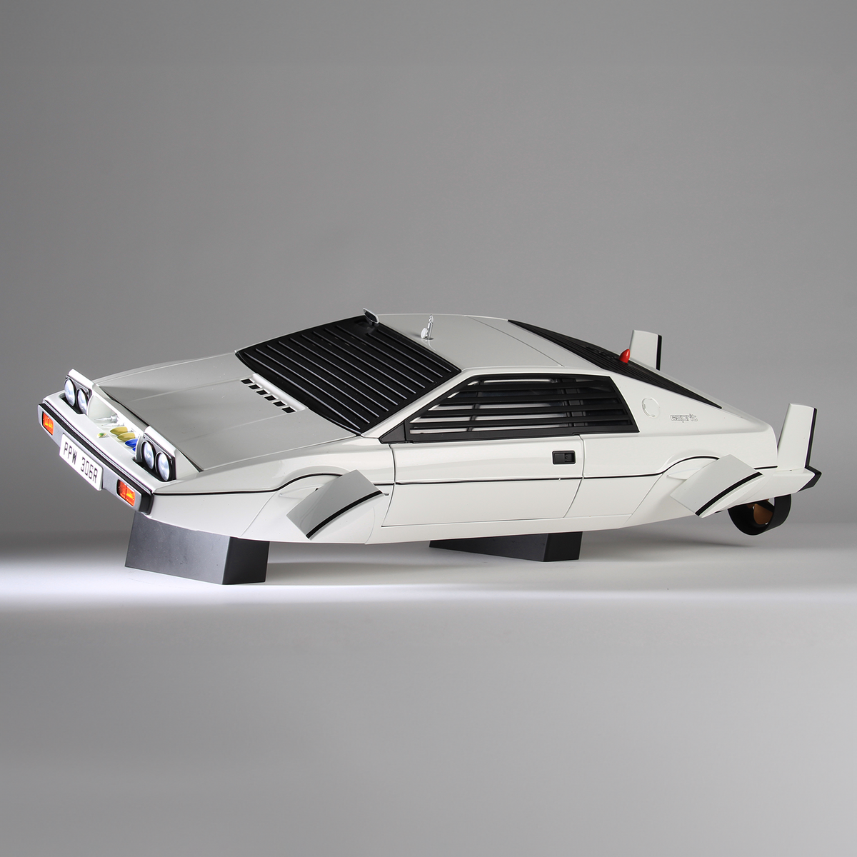 James Bond Lotus Kit Collector&#39;s Subscription Agora Models | 007Store