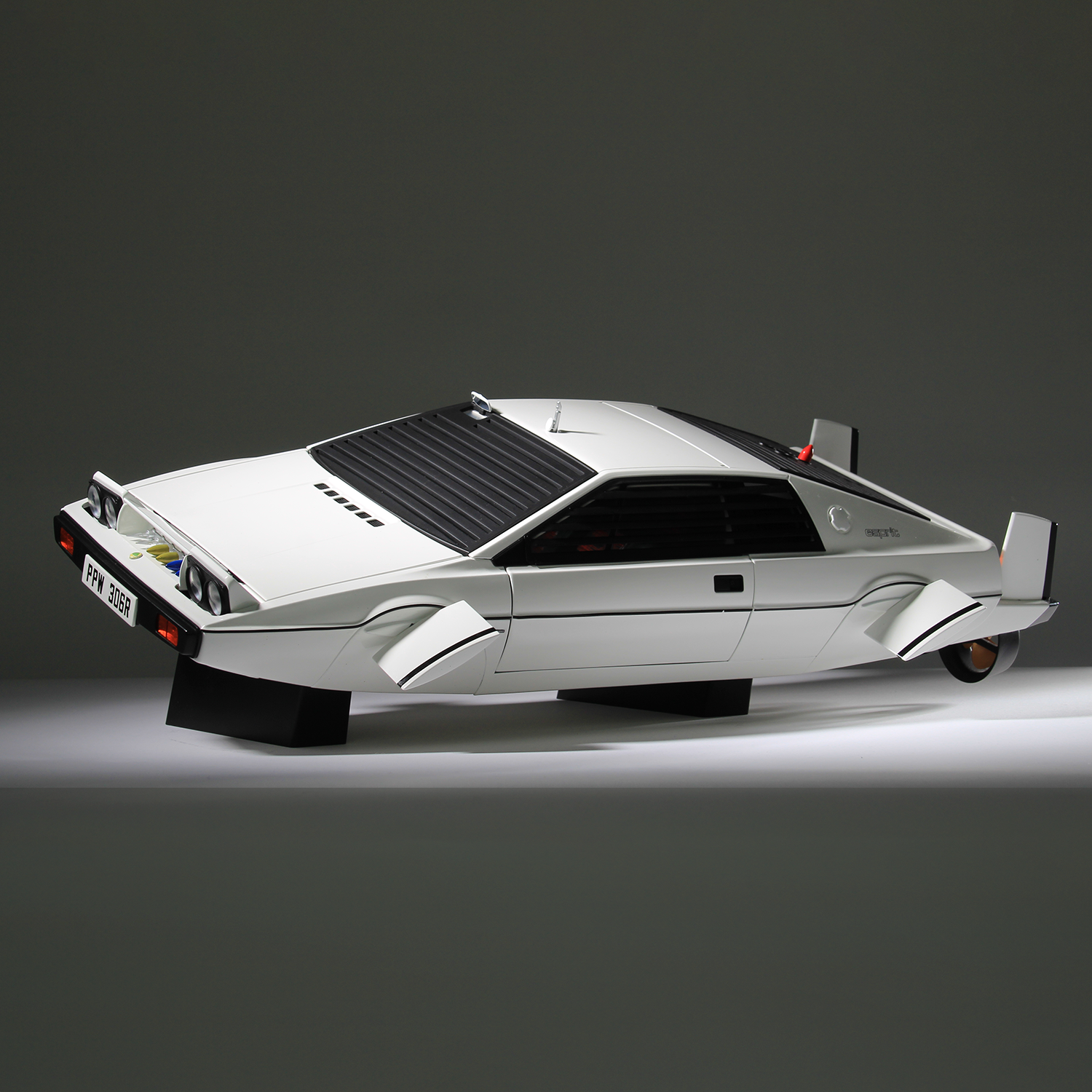 James Bond Lotus Esprit Model Kit Subscription Agora Models | 007Store