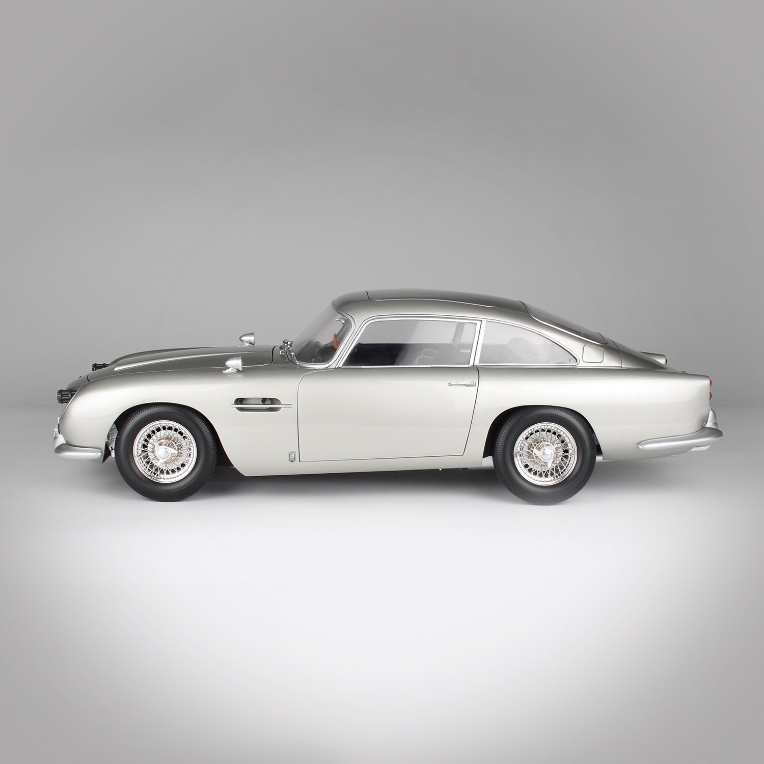 Agora Models : construisez l'Aston Martin DB5 1/8 de James Bond - PDLV
