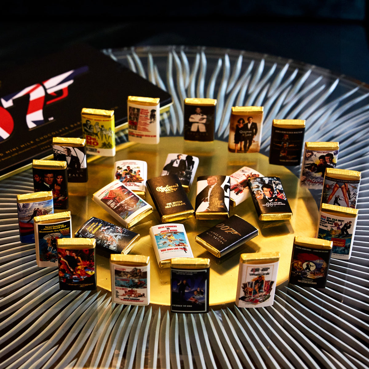 James Bond Mini-Milchschokoladenriegel in der Dose – von Charbonnel et Walker (270 g)