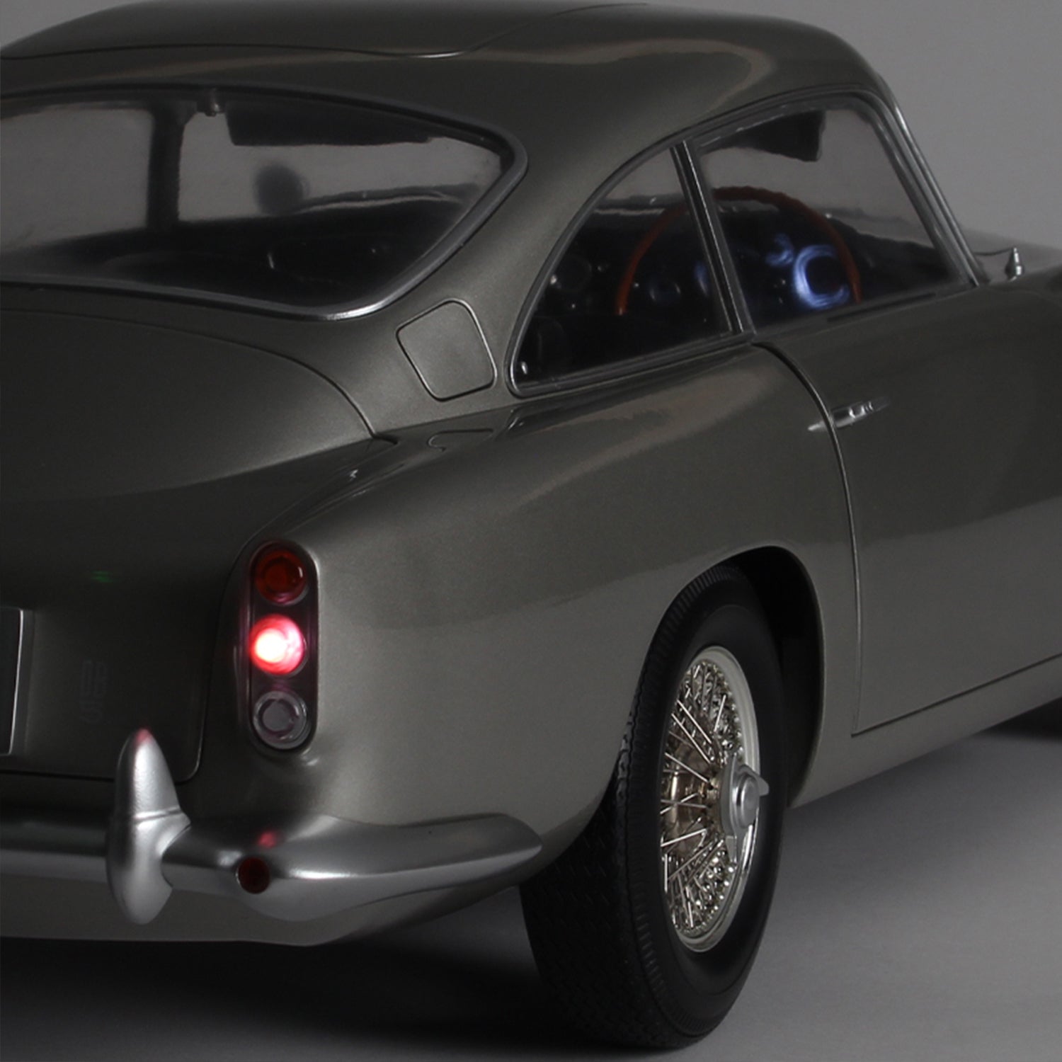 James Bond Aston Martin DB5 Model Kit Agora Subscription | 007Store